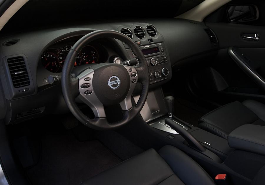 Интерьер Nissan Altima Coupe (U32) 2008 года  (фото 30 из 54)